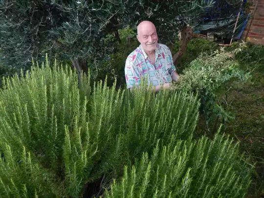 Paolo D'Arpini nell'orto di Treia